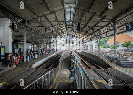 Yogyakarta, Indonésie - octobre 2017 : gare de Yogyakarta, Jawa, Indonésie. Yogyakarta est situé dans le centre de Jawa et visité par beaucoup Banque D'Images