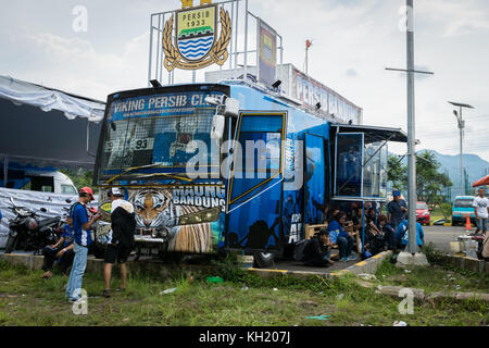 Bandung, Indonésie - octobre 2017 : fans de Bandung à harupat soreang jalak stadium, le stade utilisé par le club de football local persib band Banque D'Images