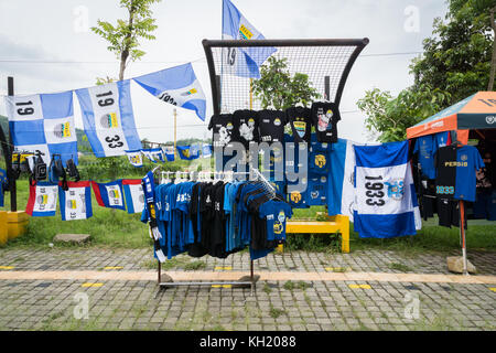 Bandung, Indonésie - octobre 2017 : fan des articles à jalak harupat soreang stadium, le stade utilisé par le club de football local persib bandung Banque D'Images