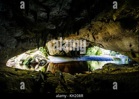 Woman la magnifique porte de la moria arch dans le bassin, oparara karamea, île du Sud, Nouvelle-Zélande Banque D'Images