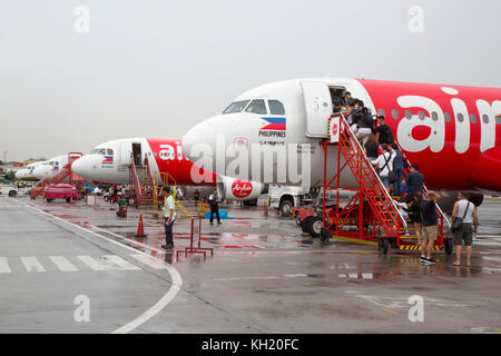 Les passagers d'air asia avion à l'aéroport de Manille, Philippines Banque D'Images