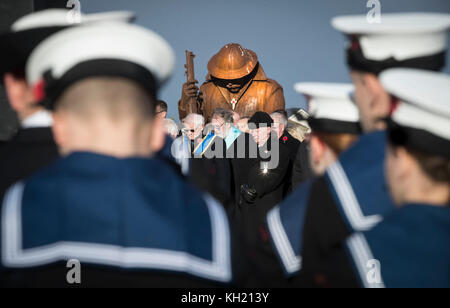 Un service du dimanche du souvenir devant Tommy, une statue d'un soldat de la première Guerre mondiale par l'artiste&Ecirc; Ray Lonsdale, dans le comté de Seaham Durham. Banque D'Images