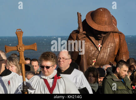 Un service du dimanche du souvenir devant Tommy, une statue d'un soldat de la première Guerre mondiale par l'artiste&Ecirc; Ray Lonsdale, dans le comté de Seaham Durham. Banque D'Images