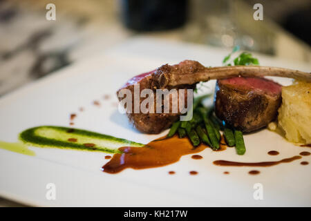 Gros plan d'un plat de hache d'agneau sur une table en marbre Banque D'Images