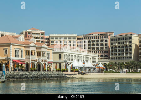 Abu Dhabi, Émirats arabes unis, juin 10,2017 : Village vénitien dans le parc de l'Hôtel Ritz Carlton. Banque D'Images