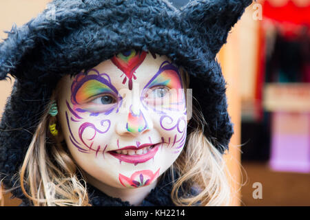 Jeune fille avec beau mais effrayant face paint Banque D'Images