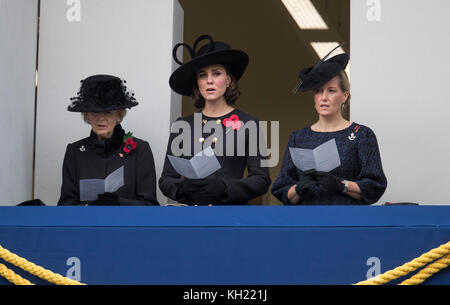 La Grande-Bretagne la reine elizabeth ii se trouve sur le balcon de la Grande-Bretagne avec le prince Philip, duc d'Édimbourg et la Camilla, Duchesse de Cornouailles au cours de la cérémonie du souvenir dimanche au cénotaphe de Whitehall, au centre de Londres, le 12 novembre 2017. Les services sont tenus annuellement à l'échelle des pays du Commonwealth pendant le jour du Souvenir pour commémorer, hommes et femmes qui sont tombés dans l'exercice de leurs fonctions depuis la première guerre mondiale. Banque D'Images