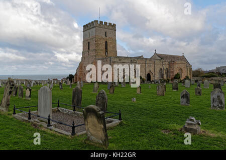 L'église paroissiale de saint aidan, bamburgh maintenant la tombe de grace darling héroïne célébrée par la Royal National Lifeboat Institution Banque D'Images