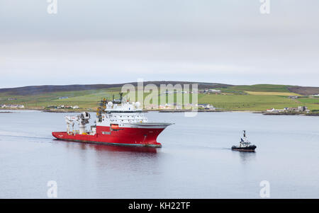 Le navire offshore Fugro Symphony est photographié avec le bateau-pilote, Knab off Lerwick sur les îles Shetland, en Écosse. Banque D'Images