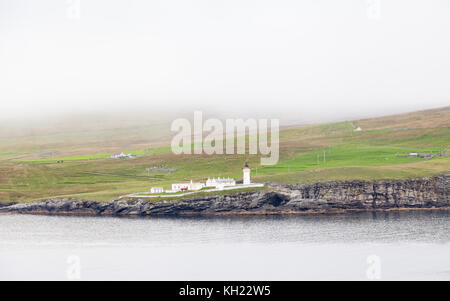 Phare de Bressay sur l'île de Bressay dans les îles Shetland, en Écosse. Le phare est situé à Kirkabister Ness et surplombe le détroit de Bressay. Banque D'Images