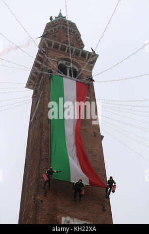 Vicenza, VI, Italie - 4 décembre 2015 : Les pompiers avec un grand drapeau italien et la tour de l'ancien palais appelé Basilique palladienne Banque D'Images