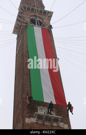 Vicenza, VI, Italie - 4 décembre 2015 : Les pompiers avec un grand drapeau italien et la tour de l'ancien palais appelé Basilique palladienne au cours d'un exerc Banque D'Images