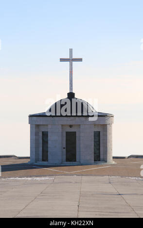 Vicenza, vi, italie - 8 décembre 2015 : mémorial de la guerre première guerre mondiale appelée ossario del Monte Grappa. petite église avec croix Banque D'Images