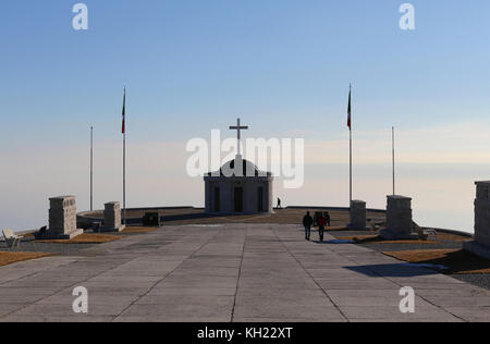 Vicence, VI, Italie - 8 décembre 2015 : Mémorial de la première Guerre mondiale appelé Ossario del Monte Grappa. Longue route principale et une ancienne église Banque D'Images
