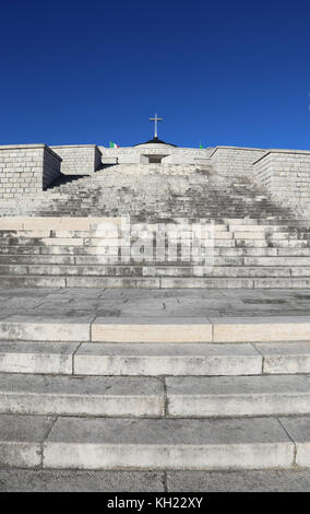 Vicenza, vi, italie - 8 décembre 2015 : mémorial de la guerre première guerre mondiale appelée ossario del Monte Grappa. long escalier du monument Banque D'Images