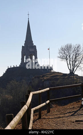 Tonezza del Cimone, vi, italie - 3 janvier 2017 : ossuaire monument mémorial aux soldats italiens qui sont morts dans la première guerre mondiale appelée ossario del Cimone Banque D'Images