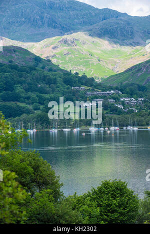 Autour de la photographie l'un des nombreux des grands lacs dans le lake district à Cumbria dans le nord-ouest de l'Angleterre. Banque D'Images