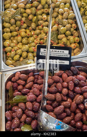 SANITES, FRANCE - 10 SEPTEMBRE 2017 : olives à vendre sur le marché de la ville Banque D'Images