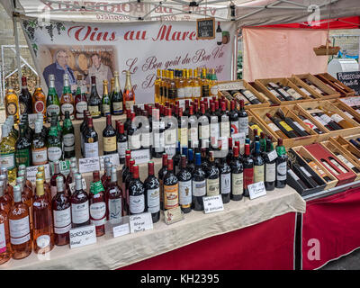 SANITES, FRANCE - 10 SEPTEMBRE 2017 : vente de bouteilles de vin au marché de la ville Banque D'Images