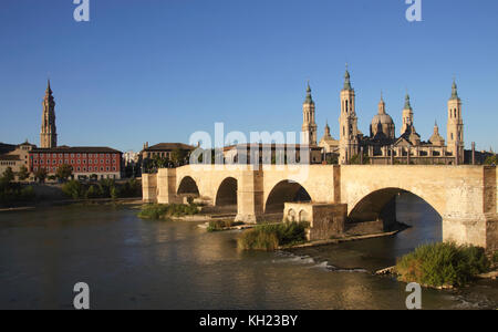 Puente de Piedra Stone Bridge et Basílica de Nuestra Señora del Pilar Saragosse Espagne Banque D'Images