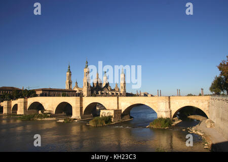 Puente de Piedra Stone Bridge et Basílica de Nuestra Señora del Pilar Saragosse Espagne Banque D'Images