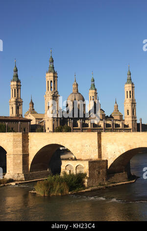 Puente de Piedra Stone Bridge et Basílica de Nuestra Señora del Pilar Saragosse Espagne Banque D'Images