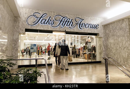 Les gens qui entrent dans un grand magasin Saks Fifth Avenue situé au Prudential Center de Boston. Banque D'Images