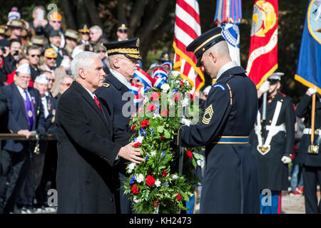 Vice-président Michael Pence dépose une gerbe sur la Tombe du Soldat inconnu au cours d'une cérémonie de la Journée des anciens combattants le 11 novembre 2017, à Arlington National Ceme Banque D'Images