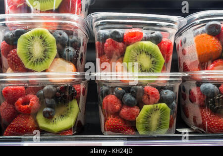 Les contenants en plastique clair de fruits frais sur l'étagère d'un supermarché Banque D'Images