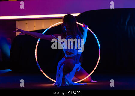 Danseuse hula hoop effectuer lors d'une cérémonie Banque D'Images