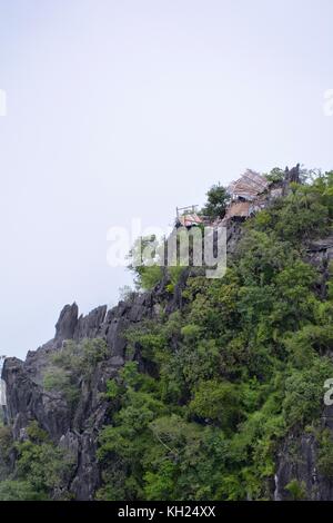 Cabane à flanc au-dessus de la vallée de la nam ou à nong khiaw, Laos Banque D'Images