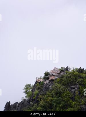 Cabane à flanc au-dessus de la vallée de la nam ou à nong khiaw, Laos Banque D'Images