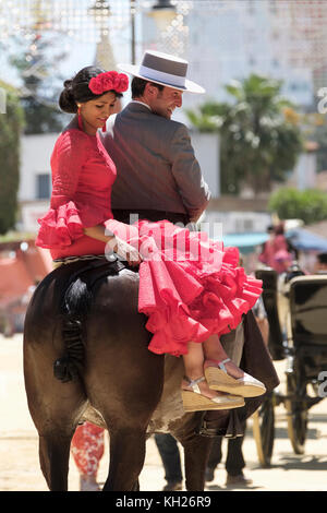 Homme à cheval avec Lady Side Saddle, Jerez de la Frontera, Feria de Caballo, May Horse Fair, Cadix, Andalousie, Espagne. Banque D'Images