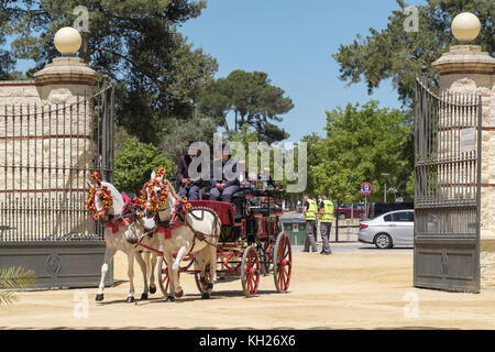 En quittant le parc des expositions, Jerez de la Frontera, Feria de Caballo, Foire du Cheval de mai, Cadix, Andalousie, Espagne. Banque D'Images