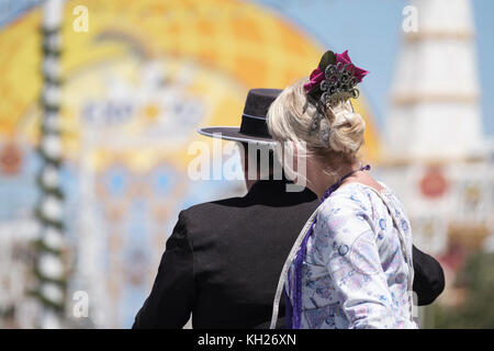 Homme à cheval avec Lady Side Saddle, Feria de Sevilla, Andalousie, Espagne, Banque D'Images