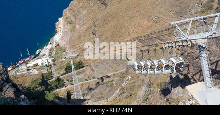 Téléphérique depuis le vieux port de Thira, l'île de Santorin, Cyclades, Mer Égée, Grèce Banque D'Images