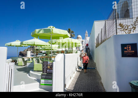 Restaurant au bord du cratère, chemin de l'île de Thira, Santorin, Cyclades, Mer Égée, Grèce Banque D'Images