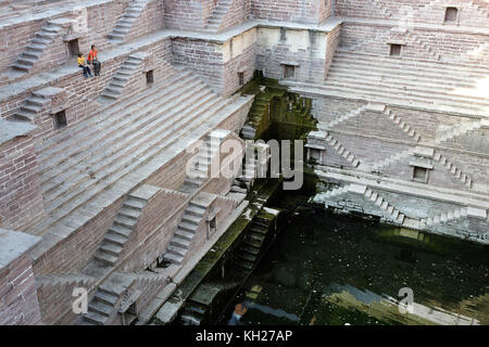 La mère et le fils assis sur l'escalier de l'Jodhpur cage Toor ji ka Baori, Rajasthan, Inde. Banque D'Images