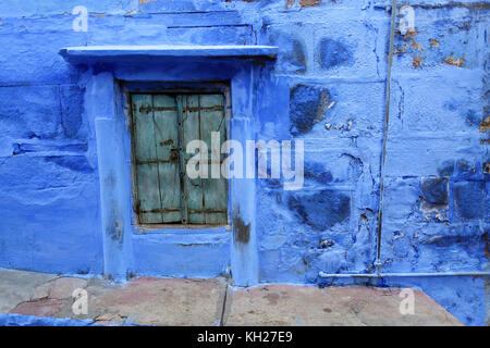 Blue house typique de Jodhpour avec ses volets verts, Rajasthan, Inde. Banque D'Images
