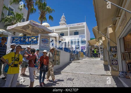 Les touristes à une allée avec des boutiques de souvenirs à Thira, Santorin, Cyclades, Grèce, Mer Méditerranée, Europe Banque D'Images