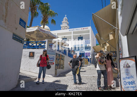 Les touristes à une allée avec des boutiques de souvenirs à Thira, Santorin, Cyclades, Grèce, Mer Méditerranée, Europe Banque D'Images