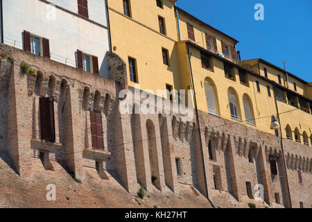 Jesi (Ancona, marche, Italie) : bâtiments typiques le long des remparts historiques Banque D'Images