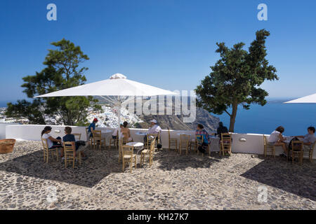 Taverne à bord du cratère chemin avec vue sur la caldeira et Théra, Santorini, Cyclades, Grèce, Mer Méditerranée, Europe Banque D'Images