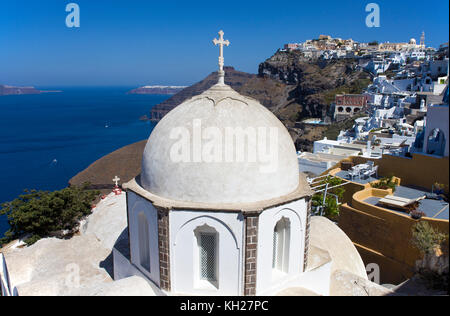 À l'église orthodoxe, le bord du cratère de l'île de Thira, Santorin, Cyclades, Mer Égée, Grèce Banque D'Images