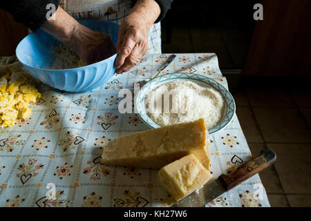 Grand-mère faire des pâtes façon traditionnelle de fromage parmesan Banque D'Images