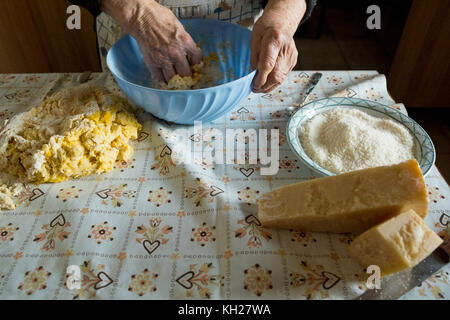 Grand-mère faire des pâtes façon traditionnelle de fromage parmesan Banque D'Images