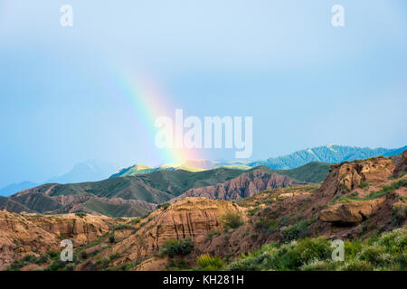 Arc-en-ciel sur aka skazka conte de canyon, Kirghizistan Banque D'Images