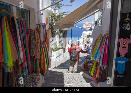 Boutiques de souvenirs dans une ruelle, Thira, Santorin, Cyclades, Grèce, Mer Méditerranée, Europe Banque D'Images