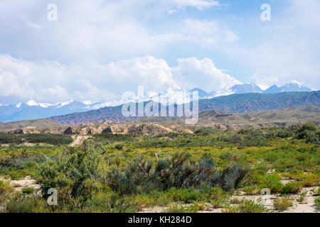 Paysages de montagnes avec le Kirghizistan dans l'horizon Banque D'Images