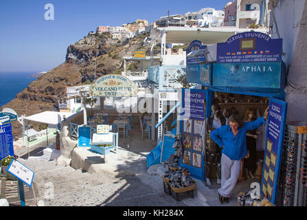 Boutique de souvenirs et taverne à la bordure du cratère, chemin Thira, Santorin, Cyclades, Grèce, Mer Méditerranée, Europe Banque D'Images